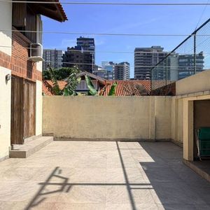 Casa com 193m², 3 dormitórios, 1 suíte, 3 vagas no bairro Praia Grande em Torres para Comprar