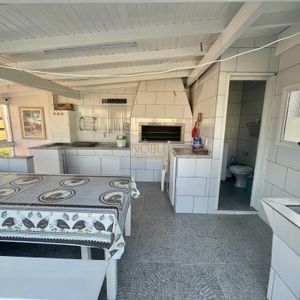 Casa com 500m², 7 dormitórios, 2 suítes, 2 vagas no bairro Centro em Torres para Comprar