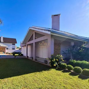 Casa, 5 dormitórios, 1 suíte, 3 vagas no bairro Praia Paraíso em Torres para Comprar