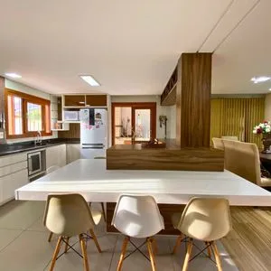 Casa com 272m², 4 dormitórios, 1 suíte, 3 vagas no bairro Igra Norte em Torres para Comprar