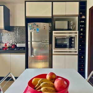 Sobrado com 350m², 4 dormitórios, 4 suítes, 2 vagas no bairro Centenário em Torres para Comprar