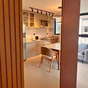 Apartamento com 64m², 2 dormitórios, 1 suíte, 1 vaga no Aston em Torres para Comprar