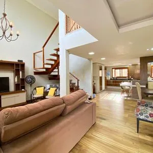 Casa com 272m², 4 dormitórios, 1 suíte, 3 vagas no bairro Igra Norte em Torres para Comprar