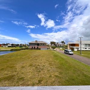 Casa de Condomínio com 348m², 4 dormitórios, 3 suítes, 2 vagas no Condomínio Ilhas Park em Torres para Comprar