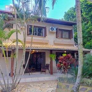 Sobrado com 330m², 3 dormitórios, 1 suíte, 5 vagas no bairro Centenário em Torres para Comprar