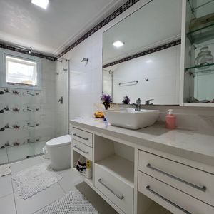 Casa com 600m², 4 dormitórios, 1 suíte, 4 vagas no bairro Igra Norte em Torres para Comprar