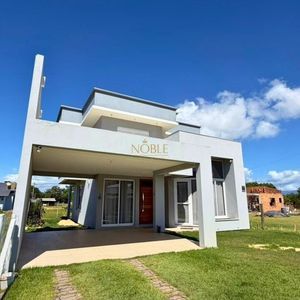 Casa com 226m², 3 dormitórios, 1 suíte, 2 vagas no bairro Paraíso em Torres para Comprar