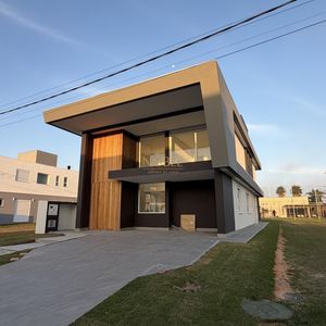 Casa com 474m², 4 dormitórios, 4 suítes, 2 vagas no Condomínio Ilhas Park em Torres para Comprar