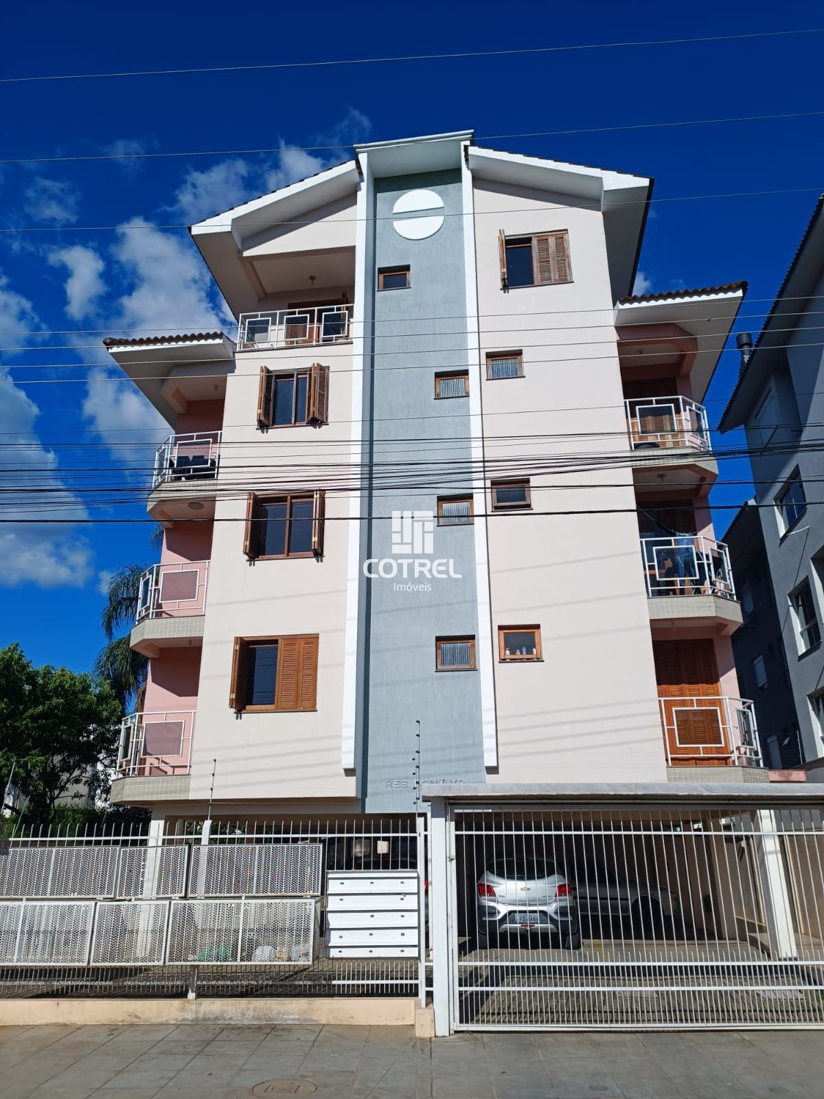 Apartamento com 2 dormitórios e garagem no Bairro Camobi