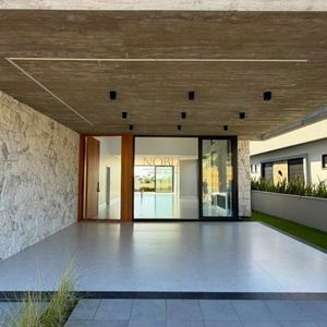 Casa com 335m², 4 dormitórios, 4 suítes, 2 vagas no Reserva das Águas em Torres para Comprar