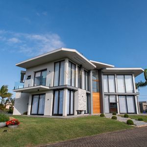 Casa de Condomínio com 591m², 5 dormitórios, 5 suítes, 2 vagas no Ocean Side em Torres para Comprar