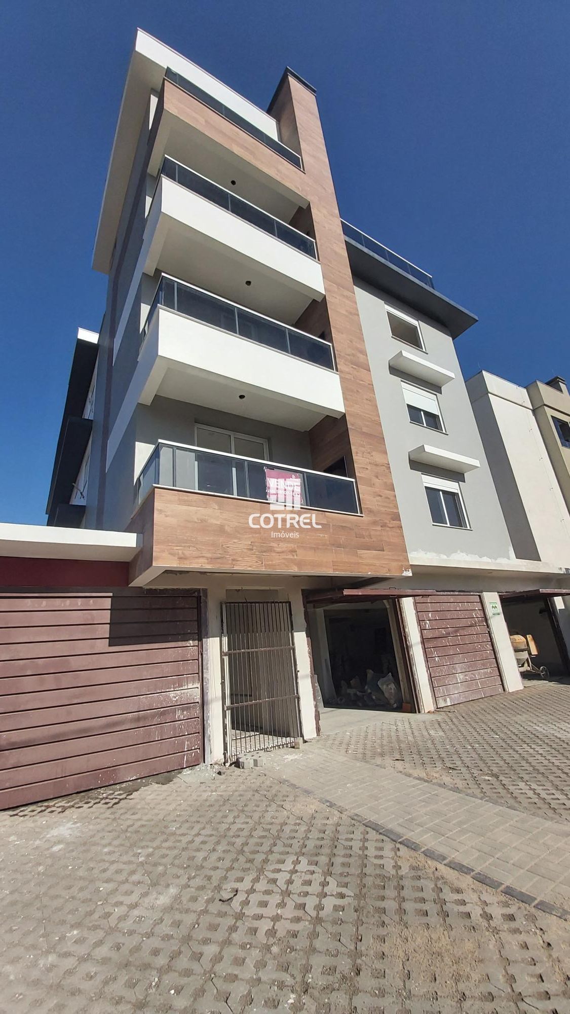 Apartamento com 3 dormitórios (1)suíte ,2 banheiros social e 2 vagas de garagem