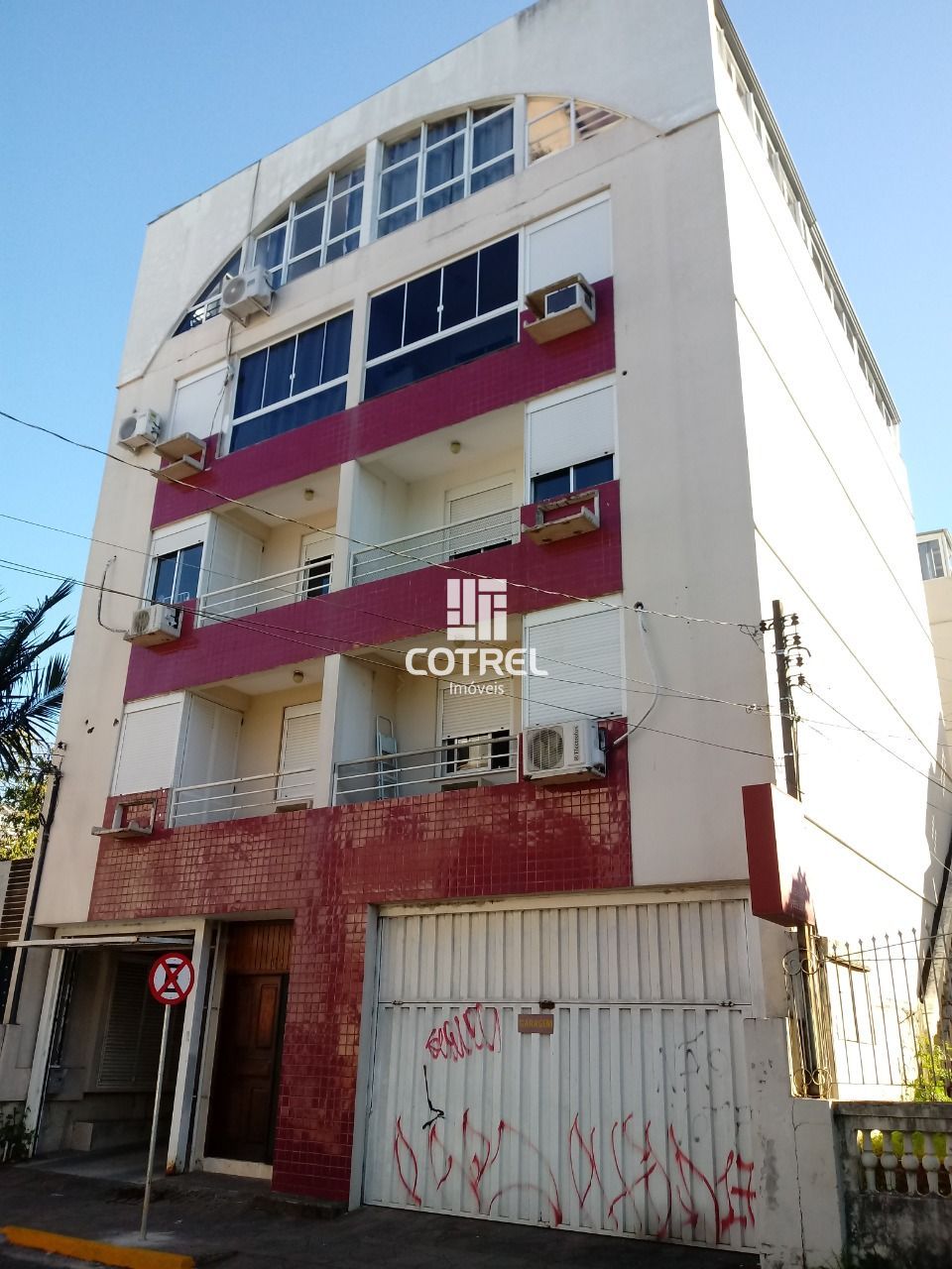 Apartamento central 2 dormitórios sendo 1 suíte e 1 vaga de garagem localizado n