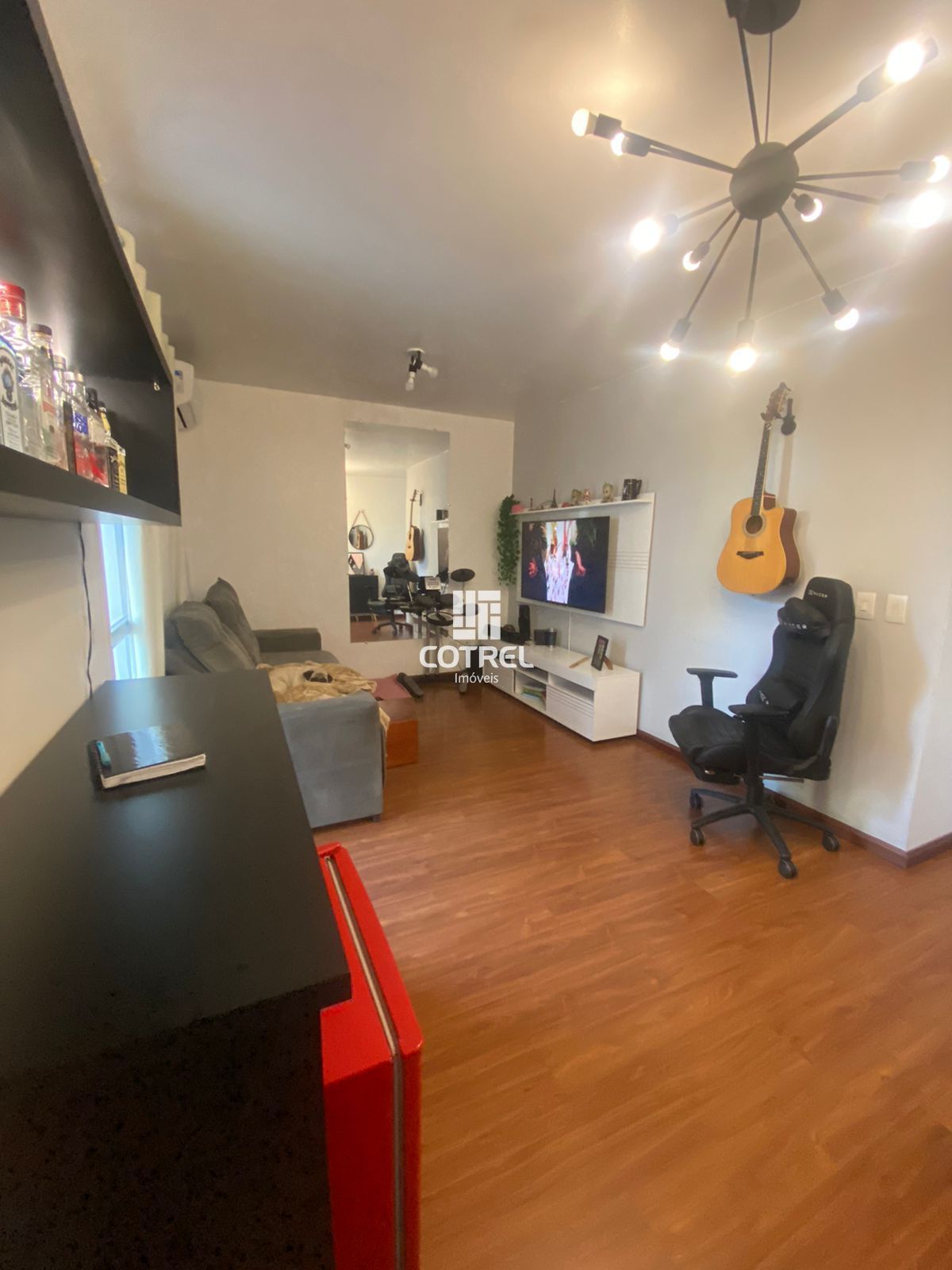 Apartamento com 2 dormitórios, dependência e garagem situado na Av. Presidente V