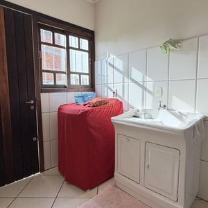 Casa com 252m², 5 dormitórios, 1 suíte, 2 vagas no bairro Centro em Torres para Comprar