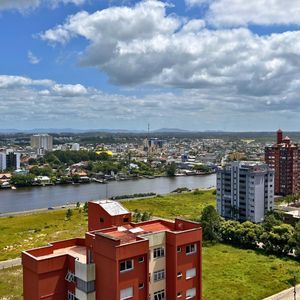 Apartamento com 277m², 4 dormitórios, 2 suítes, 2 vagas no Torre de La Cité em Torres para Comprar