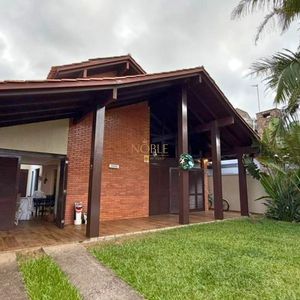 Casa com 200m², 3 dormitórios, 1 suíte, 2 vagas no bairro Praia Grande em Torres para Comprar
