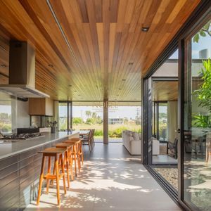 Casa de Condomínio com 244m², 4 dormitórios, 4 suítes, 2 vagas no Condomínio Ilhas Park em Torres para Comprar