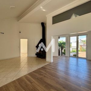 Casa Comercial com 144m² e 4 dormitórios no bairro Universitário em Lajeado para Alugar