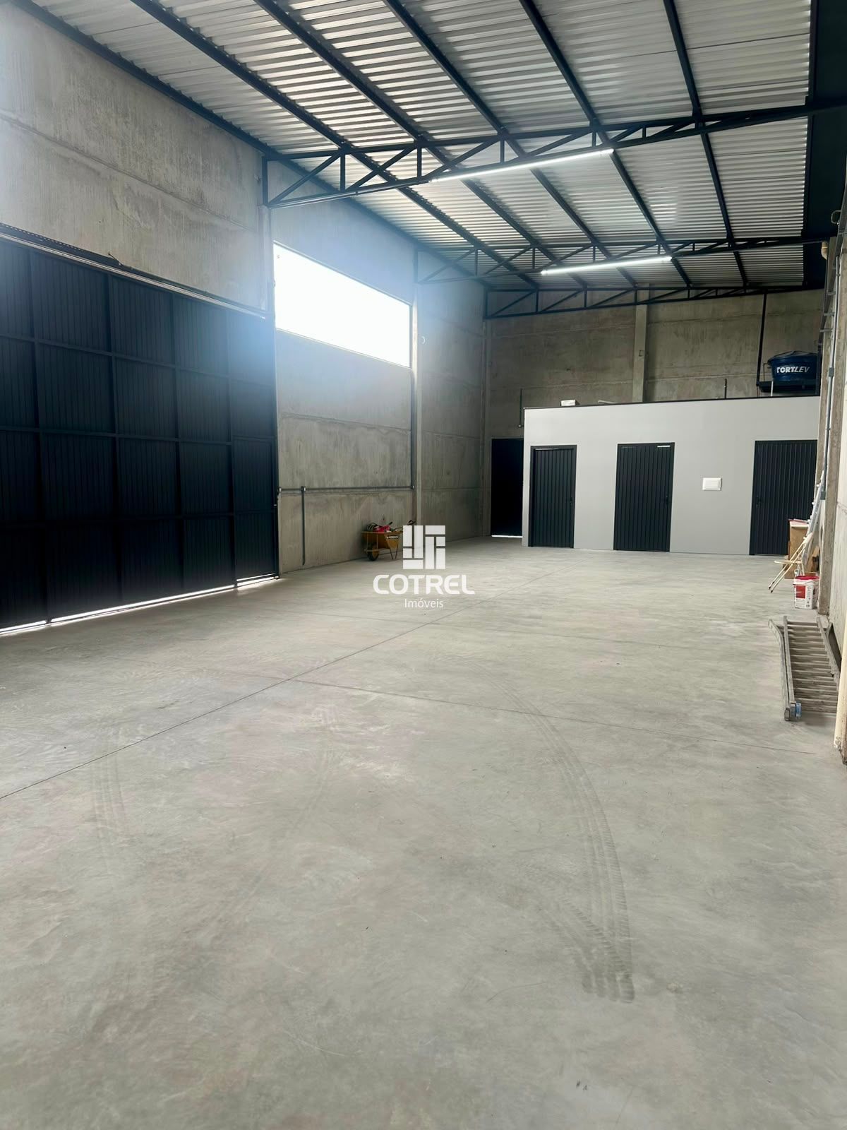 Pavilhão para venda e locação, localizado no bairro São José, SM