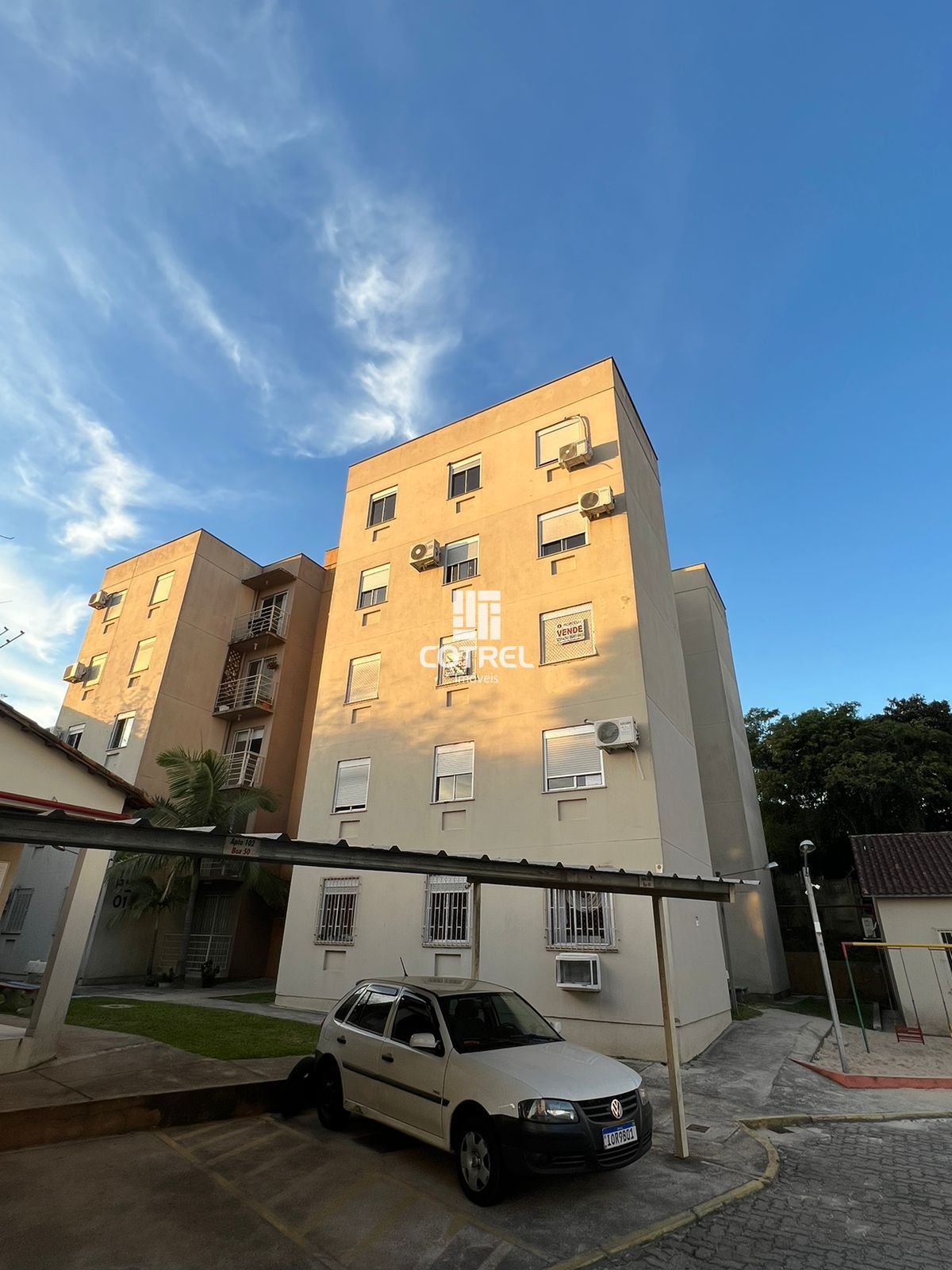 Apartamento com 03 dormitórios, sacada, uma vaga de garagem situado na Rua Visco