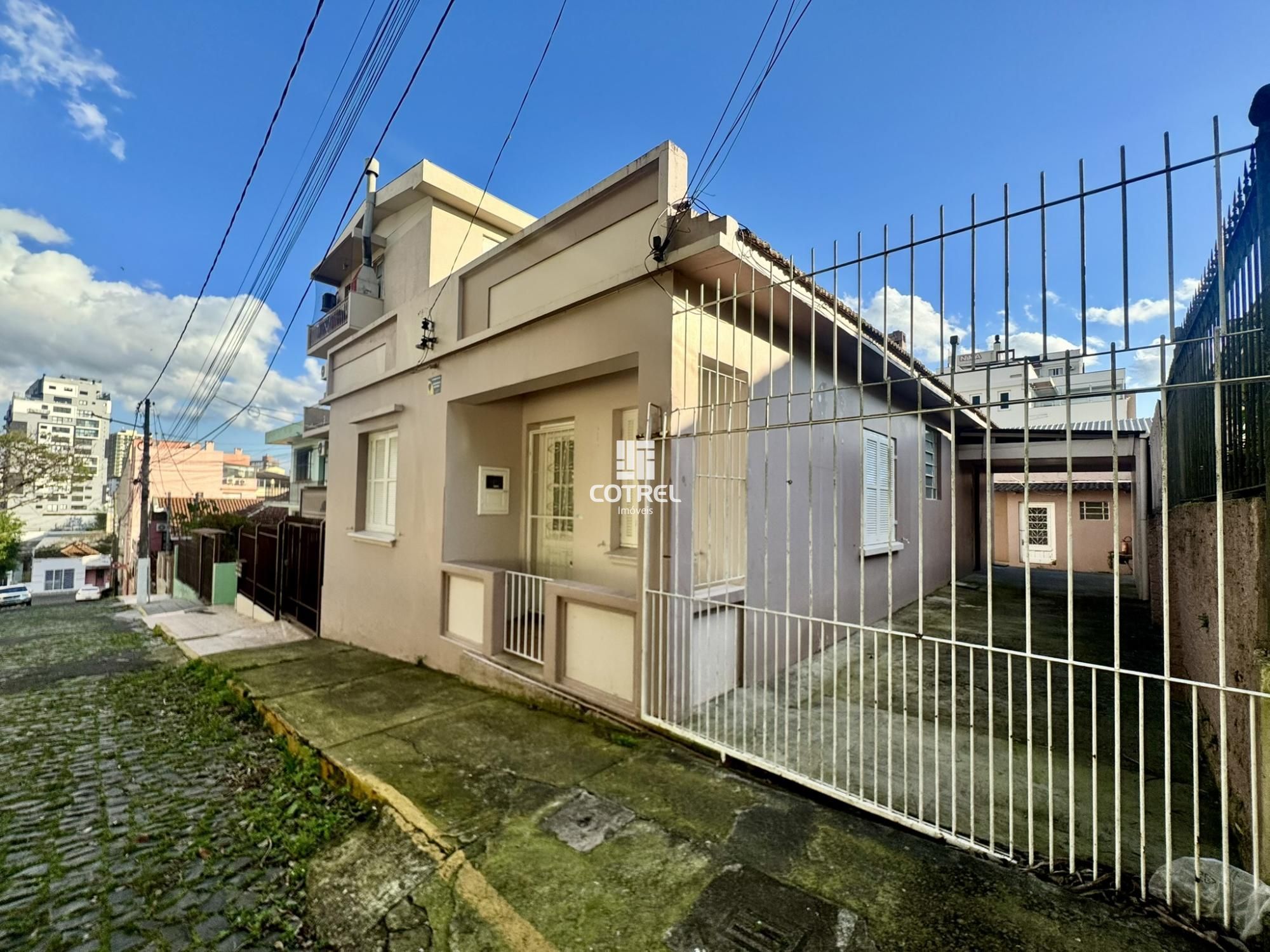 Casa à Venda 4 dormitórios sendo 1 suíte no bairro Centro em Santa Maria - RS