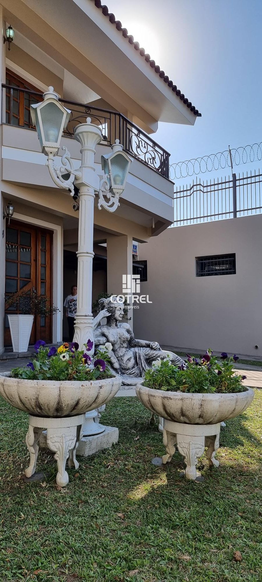 Linda casa com 4 dormitórios, sendo 3 suítes e 2 vagas de garagem na Avenida Lib