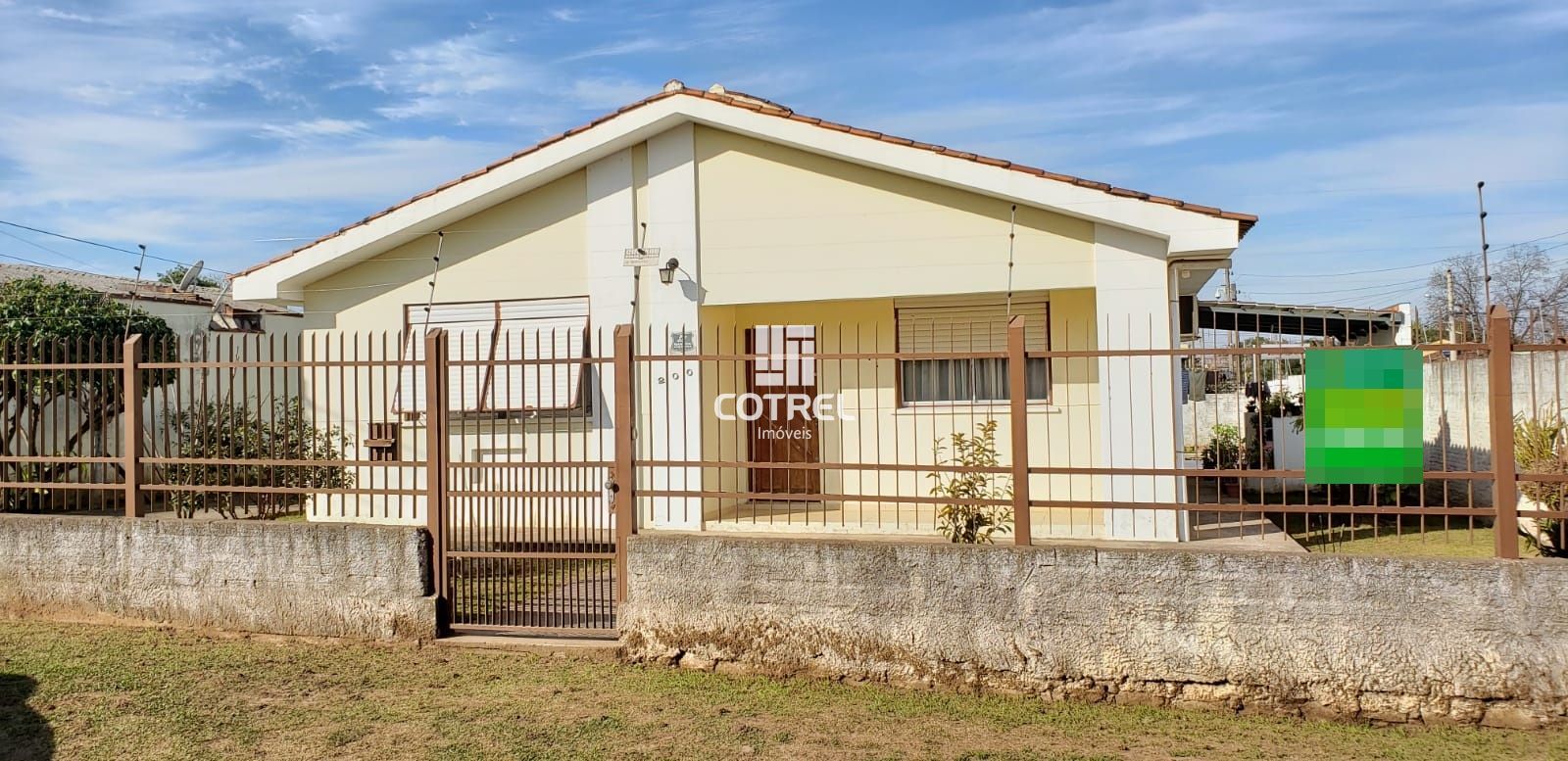 Casa 4 dormitórios e 2 vagas de garagem no Bairro Parque Pinheiro Machado na cid