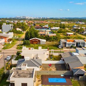 Casa com 125m², 3 dormitórios, 2 vagas no bairro Loteamento Caravelle em Passo de Torres para Comprar