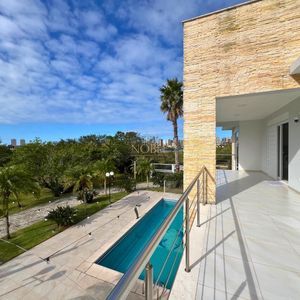 Casa com 600m², 4 dormitórios, 1 suíte, 4 vagas no bairro Igra Norte em Torres para Comprar