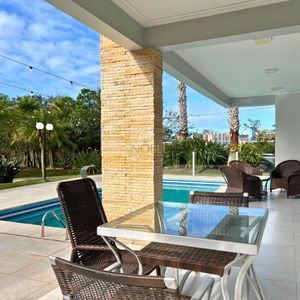 Casa com 600m², 4 dormitórios, 1 suíte, 4 vagas no bairro Igra Norte em Torres para Comprar