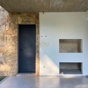 Casa com 201m², 3 dormitórios, 3 suítes, 2 vagas no Reserva das Águas em Torres para Comprar
