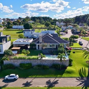 Casa de Condomínio com 623m², 4 dormitórios, 4 suítes, 4 vagas no Reserva das Águas em Torres para Comprar