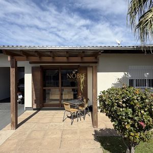 Casa com 136m², 3 dormitórios, 1 suíte, 2 vagas no bairro Praia da Cal em Torres para Comprar