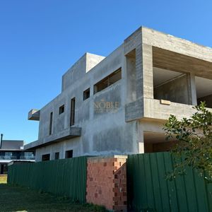 Casa de Condomínio com 430m², 5 dormitórios, 5 suítes, 2 vagas no Condomínio Ilhas Park em Torres para Comprar