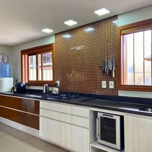 Casa com 272m², 4 dormitórios, 1 suíte, 3 vagas no bairro Igra Norte em Torres para Comprar