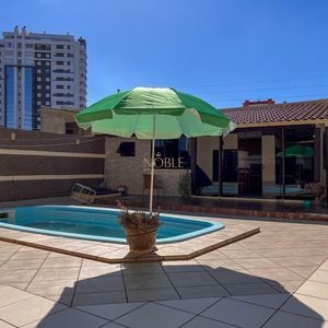 Casa com 300m², 3 dormitórios, 3 suítes, 4 vagas no bairro Centro em Torres para Comprar