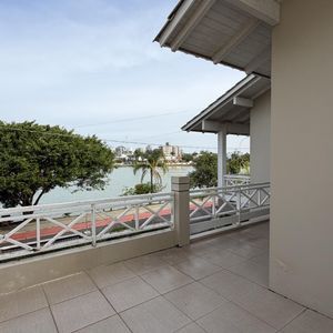 Casa com 252m², 5 dormitórios, 1 suíte, 2 vagas no bairro Centro em Torres para Comprar