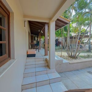 Sobrado com 330m², 3 dormitórios, 1 suíte, 5 vagas no bairro Centenário em Torres para Comprar