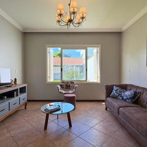 Casa com 209m², 3 dormitórios, 1 suíte, 2 vagas no bairro Igra em Torres para Comprar