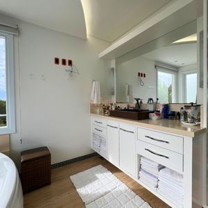 Casa com 600m², 4 dormitórios, 1 suíte, 4 vagas no bairro Igra Norte em Torres para Comprar