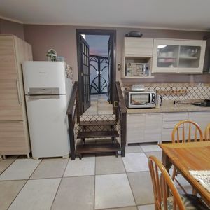 Sobrado com 330m², 3 dormitórios, 1 suíte, 5 vagas no bairro Centenário em Torres para Comprar