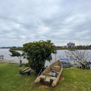 Casa com 300m², 4 dormitórios, 1 suíte no bairro Getúlio Vargas em Torres para Comprar