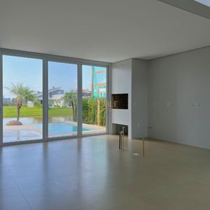 Casa de Condomínio com 264m², 4 dormitórios, 4 suítes, 2 vagas no Reserva das Águas em Torres para Comprar