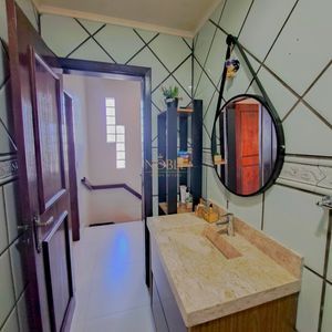 Sobrado com 330m², 3 dormitórios, 1 suíte, 5 vagas no bairro Centenário em Torres para Comprar