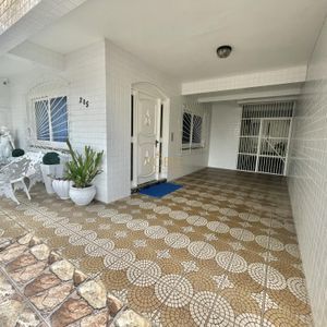 Casa com 500m², 7 dormitórios, 2 suítes, 2 vagas no bairro Centro em Torres para Comprar