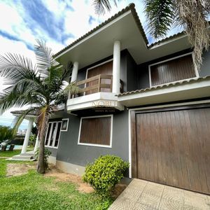 Casa com 180m², 4 dormitórios, 4 suítes, 2 vagas no bairro Praia da Cal em Torres para Comprar
