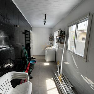 Sobrado com 350m², 5 dormitórios, 1 suíte, 4 vagas no bairro Centro em Torres para Comprar