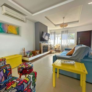 Sobrado com 350m², 4 dormitórios, 4 suítes, 2 vagas no bairro Centenário em Torres para Comprar