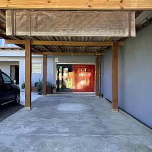 Casa com 228m², 3 dormitórios, 1 suíte, 2 vagas no bairro Stan em Torres para Comprar